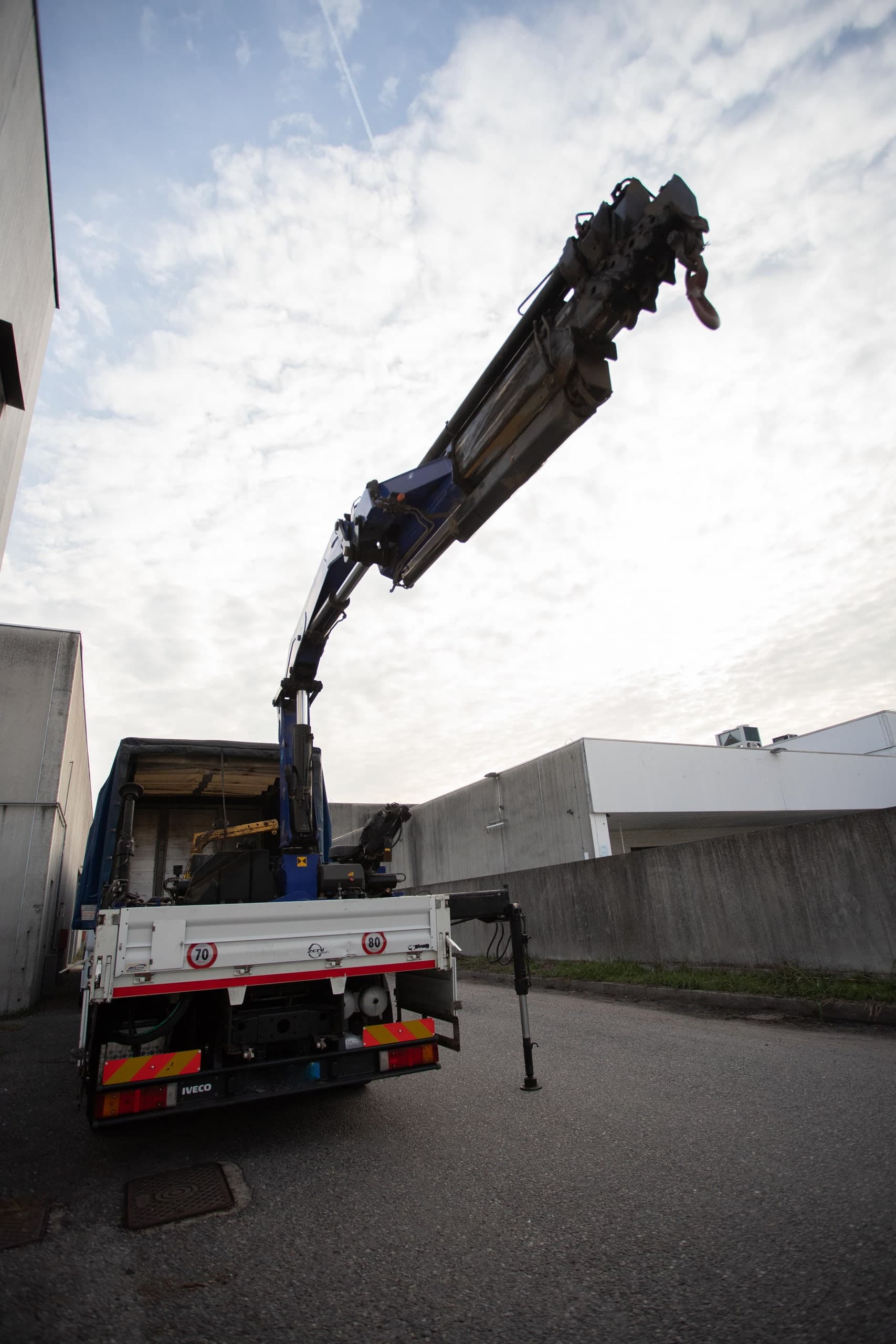 Gru completamente estesa sopra la motrice Iveco