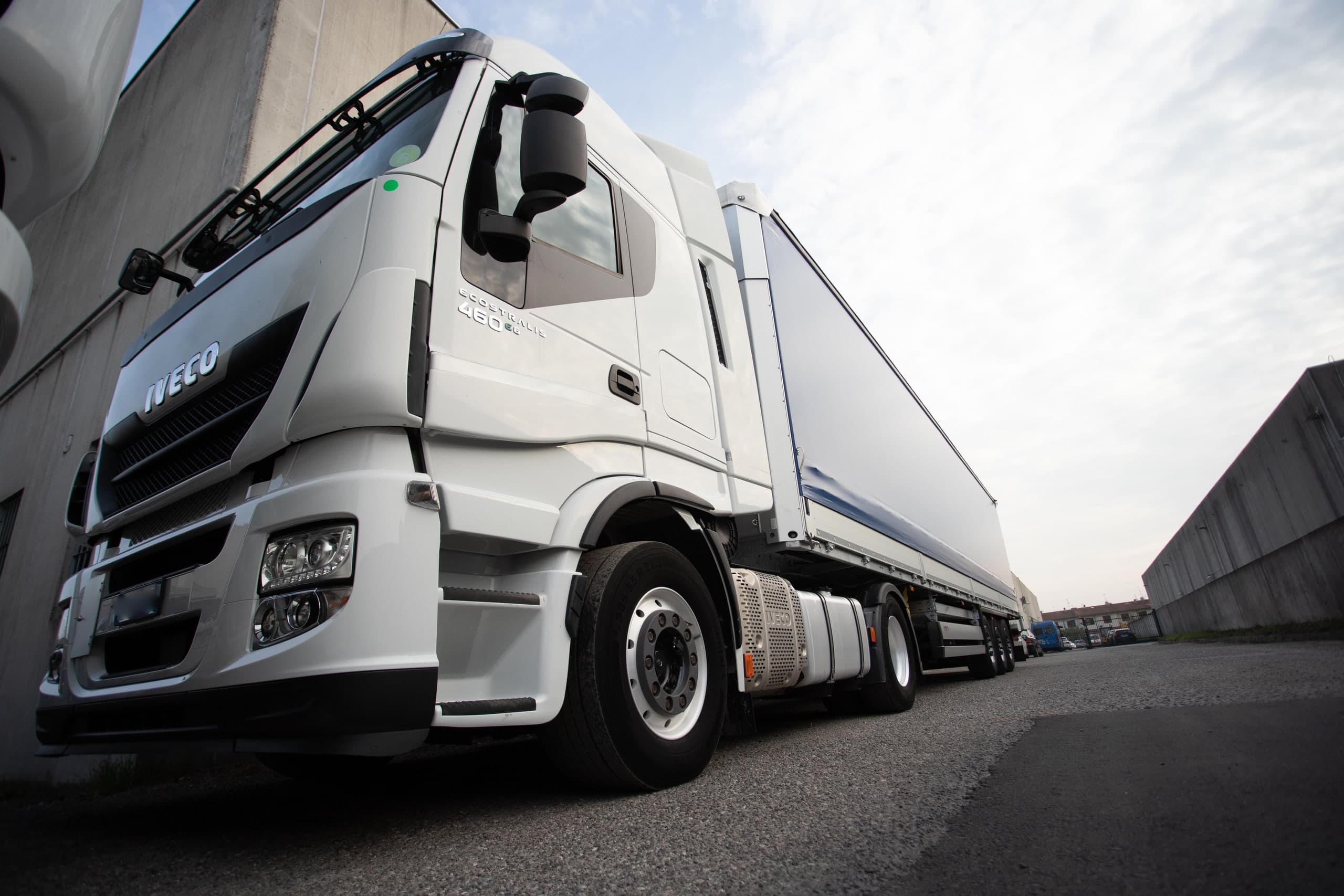 Trattore Iveco Ecostralis con semirimorchio telonato