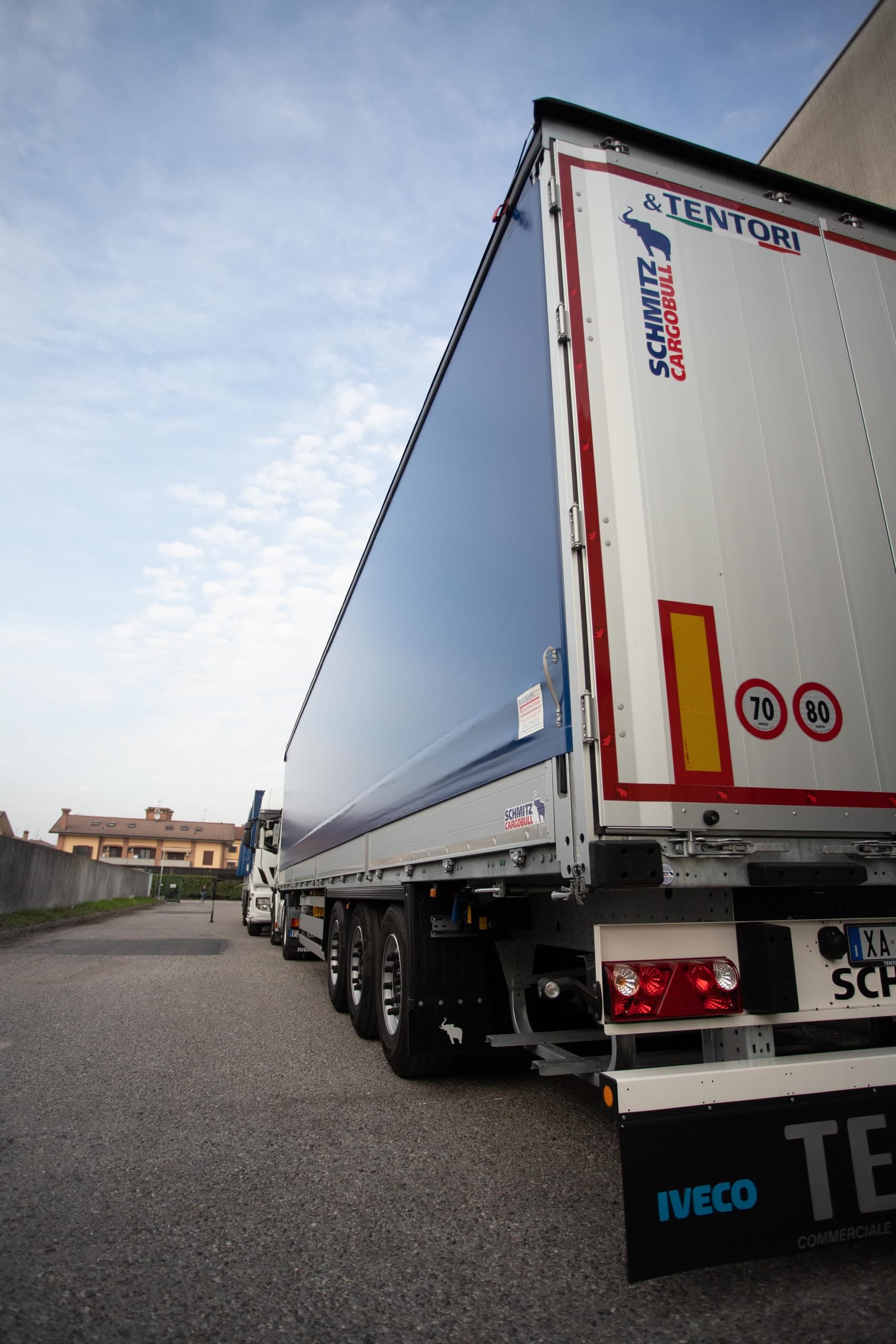 Semirimorchio telonato Schmitz Cargobull visto da dietro