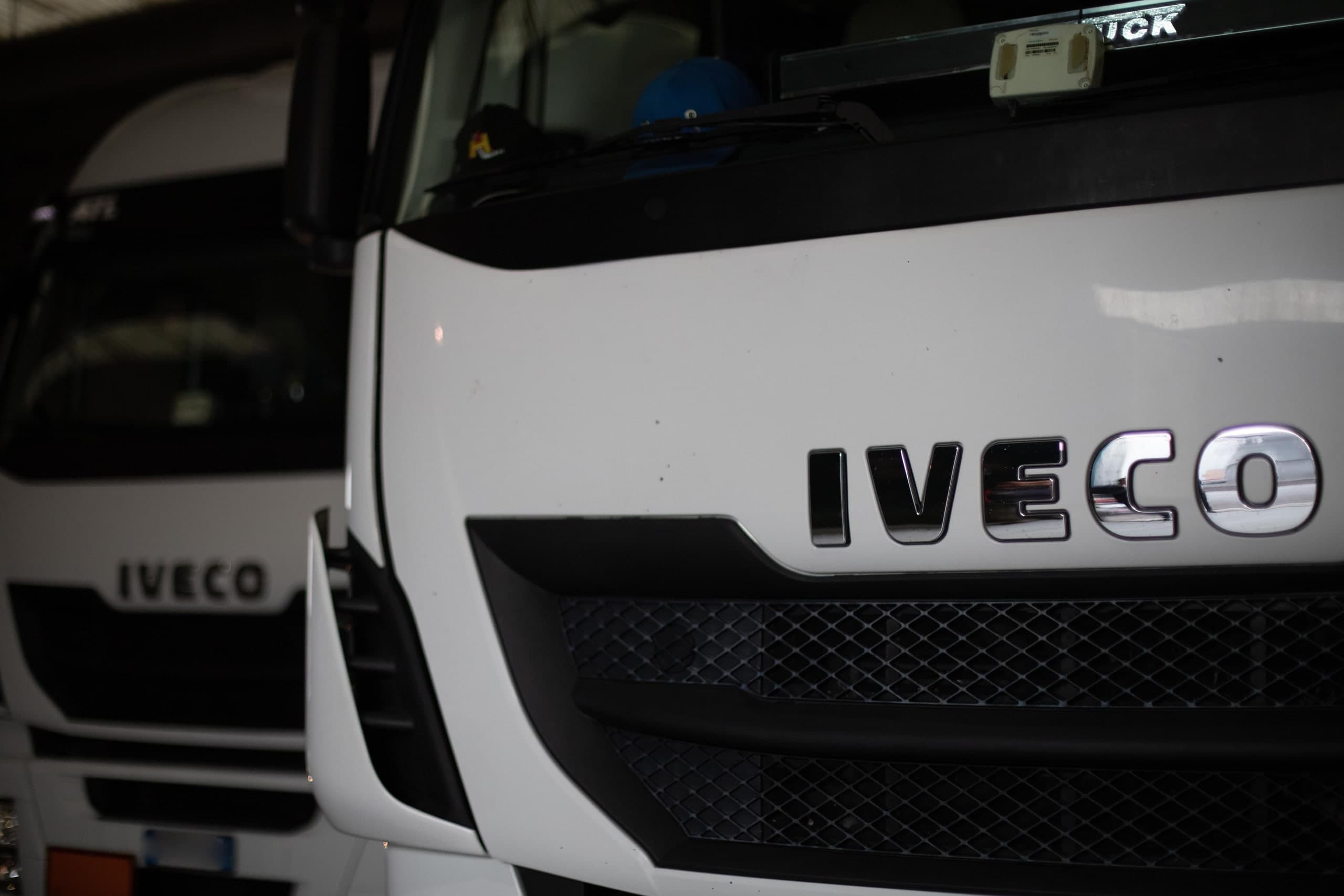 Frontale della motrice Iveco nel deposito
