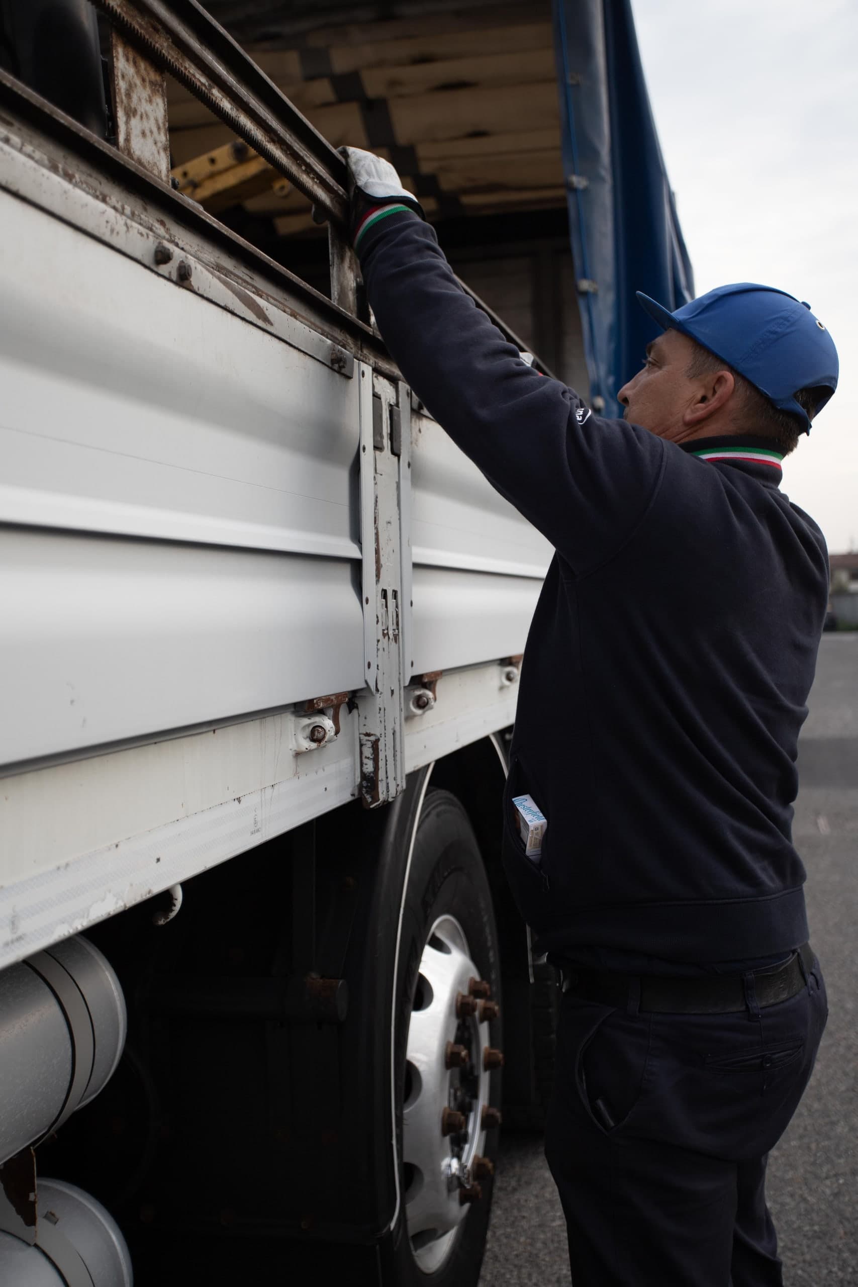 Operatore La Masna al lavoro sulla sponda della motrice
