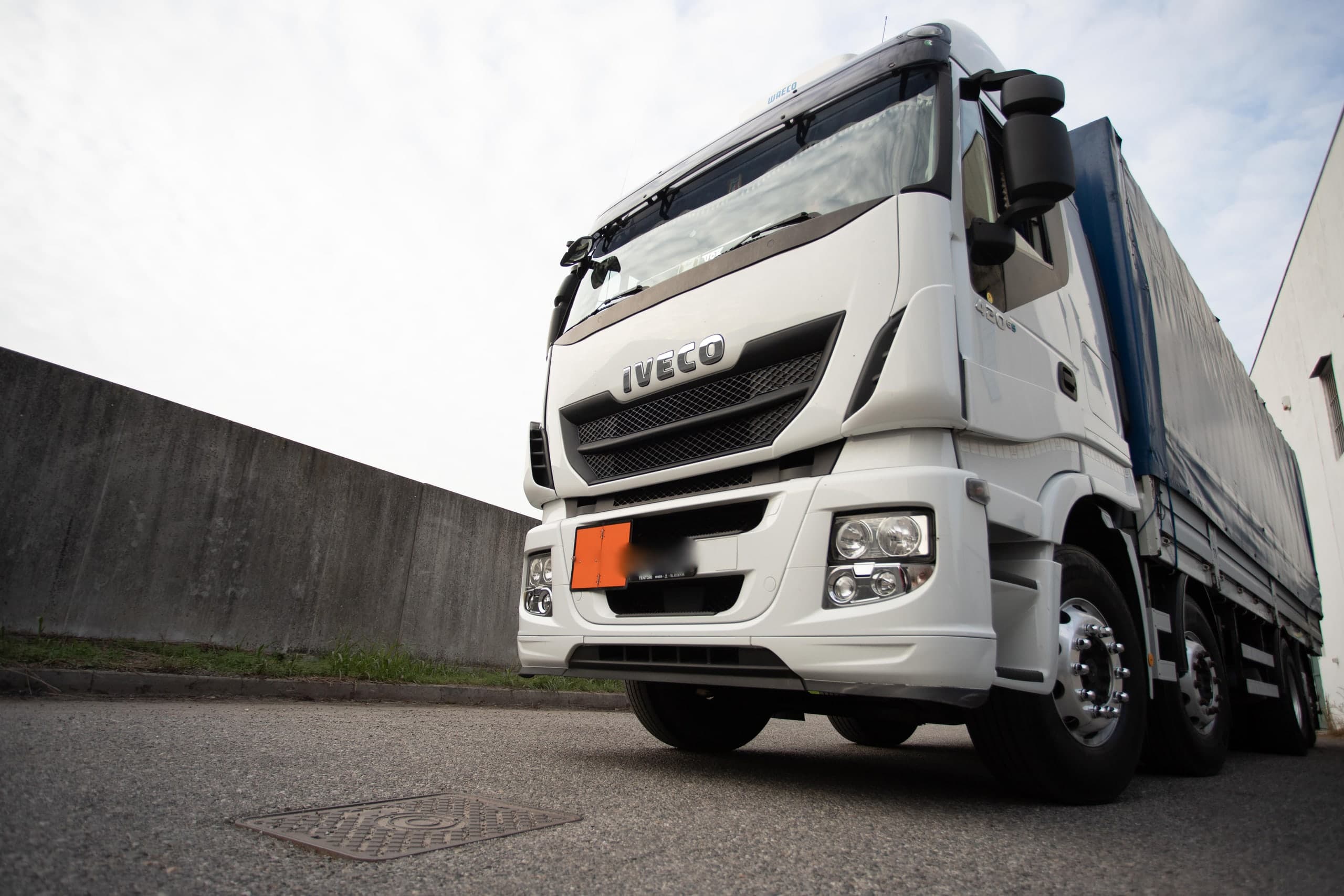 Motrice Iveco con pannello arancio ADR in strada